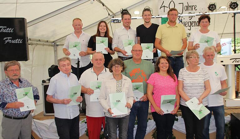 Ehrungen für 25 Jahre bei der DJK Siegendprf bekamen diese Mitglieder. Ehrungen für 25 Jahre bei der DJK Siegendprf bekamen diese Mitglieder.