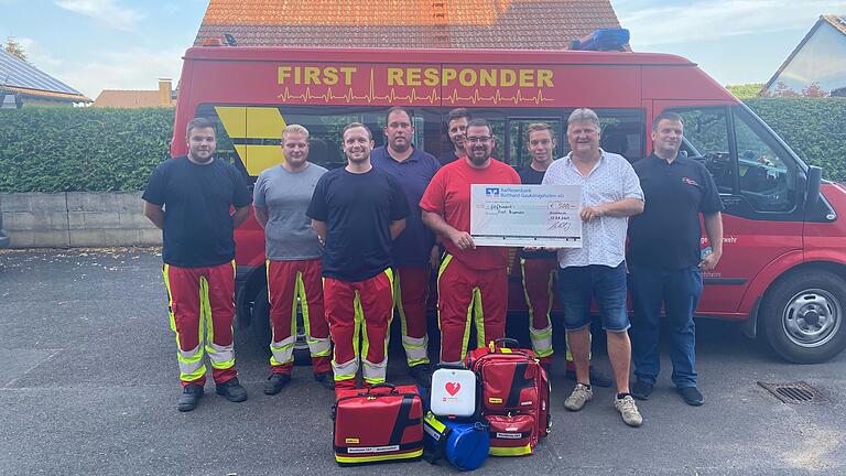 Über den Scheck in Höhe von 500 Euro freuen sich die First Responder der Feuerwehr mit ihrem Kommandanten Sebastian Kechel (vierter von rechts), sowie die Vorsitzenden des Musikvereins Kirchheim Joachim Merkert (zweiter von rechts) sowie Thomas Wiessmann (rechts).