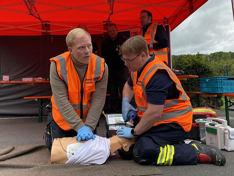 Die beiden First Responder Johannes Krämer und Kommandant Fabian Rößler haben bei einer Schauübung am 3. Oktober das Einsatzszenario einer Reanimation mit dem Defibrillator nachgestellt.&nbsp;