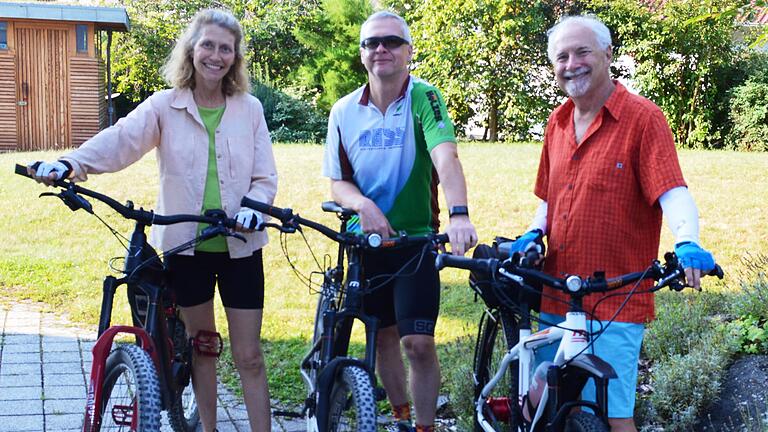 Es kann losgehen: Pam Homer (links), James Taylor (rechts) und ihr Begleiter Rainer Plößl kurz vor dem Start ihrer ganztägigen Radtour durchs Grabfeld, bei der sie auch auf den Spuren von Pam Homers Vorfahren wandelten.