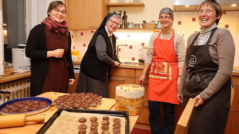 Die vier Frauen von der Weihnachtsbäckerei im Konvent Magdala im Kloster Oberzell (von links): Sophie Schimmerohns, Schwester Gerwigis Brosig, Schwester Beate Krug und Schwester Juliana Seelmann.