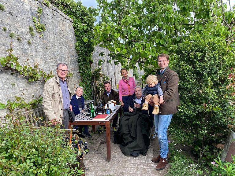 Die Dachsanierung feiern im Mauer-Gärtchen (v.li.) Projektleiter Klaus Cleve, Lieselotte Zoeppfel-Lieb, Bürgermeister Markus Schenk, Gabriele Lieb, Harald Zoepffel, Felix Birk mit Ludwig Birk.