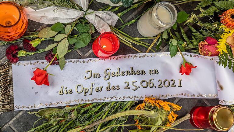 Auch Wochen nach der Messerattacke in der Würzburger Innenstadt am 25. Juni 2021 zündeten die Menschen an der Gedenkstätte am Barbarossaplatz noch Kerzen an und legten Blumen nieder.