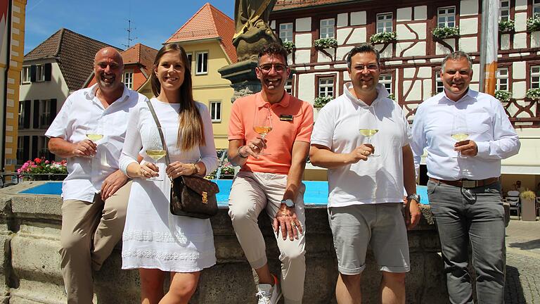 Der Startschuss für die Neuauflage des Volkacher Brunnschoppens ist gefallen. Das Bild zeigt (von links) Gerhard Senft (Weinbistro Mainwein), Laura Voit (Vertriebsleiterin GWF), Tourismuschef Marco Maiberger, Philip Aczèl (Tuchhaus Brunnenbar und Tuchhaus Genießerei) und Bürgermeister Heiko Bäuerlein.