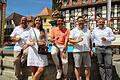 Der Startschuss für die Neuauflage des Volkacher Brunnschoppens ist gefallen. Das Bild zeigt (von links) Gerhard Senft (Weinbistro Mainwein), Laura Voit (Vertriebsleiterin GWF), Tourismuschef Marco Maiberger, Philip Aczèl (Tuchhaus Brunnenbar und Tuchhaus Genießerei) und Bürgermeister Heiko Bäuerlein.