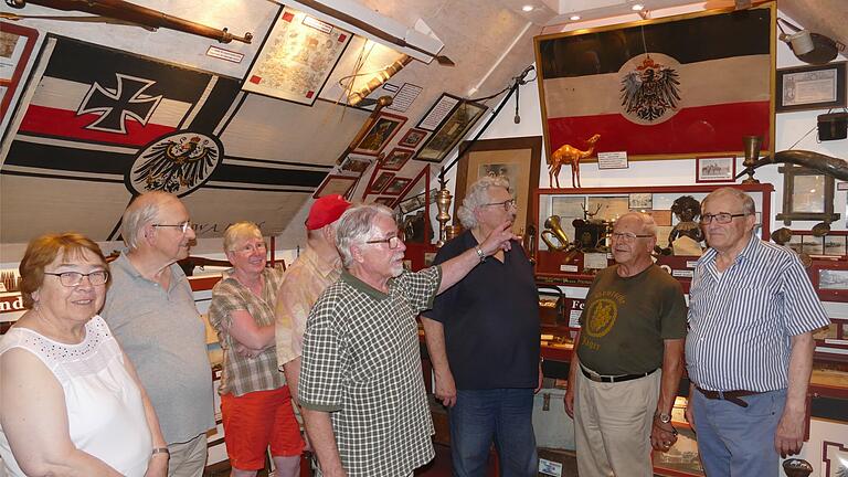 Gerne führt Norbert Linke (Mitte) Besuchergruppen durch das reichhaltig bestückte Museum zur Erinnerung an die deutsche Kolonialzeit.