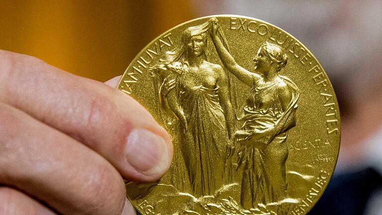 Nobelpreise       -  Die Rückseite der Nobel-Medaille für Physik stellt die Natur in Form einer Göttin dar, die ein Füllhorn hält. Der Schleier, der ihr Gesicht bedeckt, wird vom Genie der Wissenschaft hochgehalten. (Archivbild)