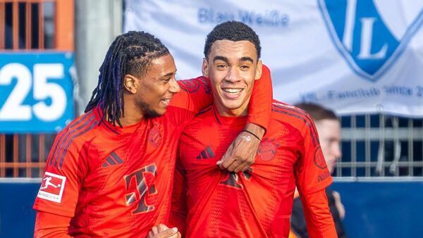 VfL Bochum - Bayern München       -  Bundesliga: FC Bayern Münchens Torschütze Jamal Musiala jubelt mit seinem Teamkollegen Michael Olise (l) über das Tor zum 0:2.