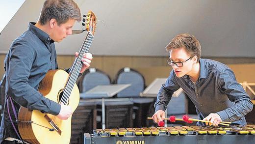 Siegerduo: Christoph Nonnweiler (Gitarre) und Richard Gläser (Schlagwerk) haben beim &bdquo;Gerhard-Vogt-Kammermusikwettbewerb Gitarre plus 1&ldquo; den ersten Preis und den Sonderpreis &bdquo;Zeitgenössische Musik&ldquo; gewonnen.