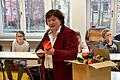 Roswitha Peters hatte für jeden Schüler einen umweltfreundlichen Mehrwegbecher mitgebracht, mit dem das Konversionsmanagement Kitzinger Land die Kampagne &bdquo;Becherheld &ndash; Mehrweg to go&ldquo; der deutschen Umwelthilfe unterstützt.