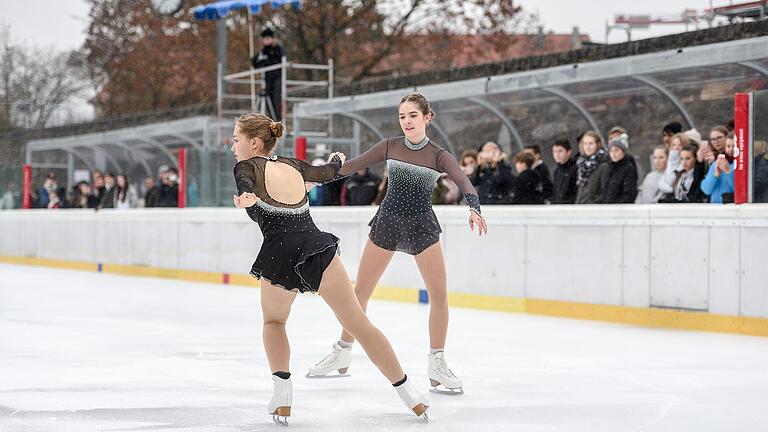 Standesgemäße Einweihung: Bei der offiziellen Eröffnung der runderneuerten Anlage am Nigglweg zeigten Eiskunstläuferinnen des Würzburger Eis- und Rollsportvereins (WERV) ihr Können. Zudem gab's ein Eishockeyspiel der Würzburger 'Eisbären'.&nbsp;