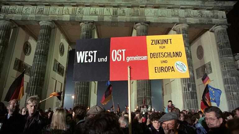 Deutsche Einheit       -  Rund eine Million Menschen feiern in der Nacht des 3. Oktober 1990 in Berlin die wiedergewonnene deutsche Einheit - doch nicht alles ist zusammengewachsen.