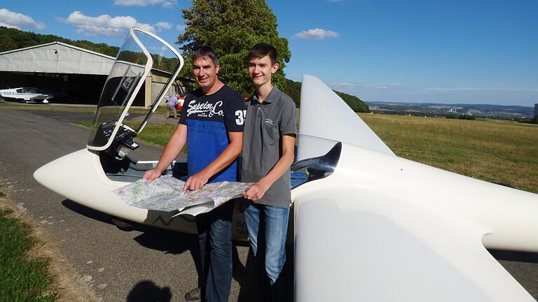 Lassen sich gemeinsam zum Segelflieger ausbilden: Heiko und Timo Niederhoff aus Schollbrunn auf dem Flugplatz in Altfeld.