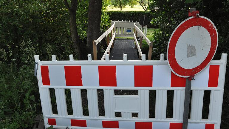 Die neuen Fußgängerbrücke in Bundorf schlägt hohe Wellen. Da sie nicht den Bauvorschriften entspricht, musste die Gemeinde eine Sperrung anordnen. Die neuen Fußgängerbrücke in Bundorf schlägt hohe Wellen. Da sie nicht den Bauvorschriften entspricht, musste die Gemeinde eine Sperrung anordnen.