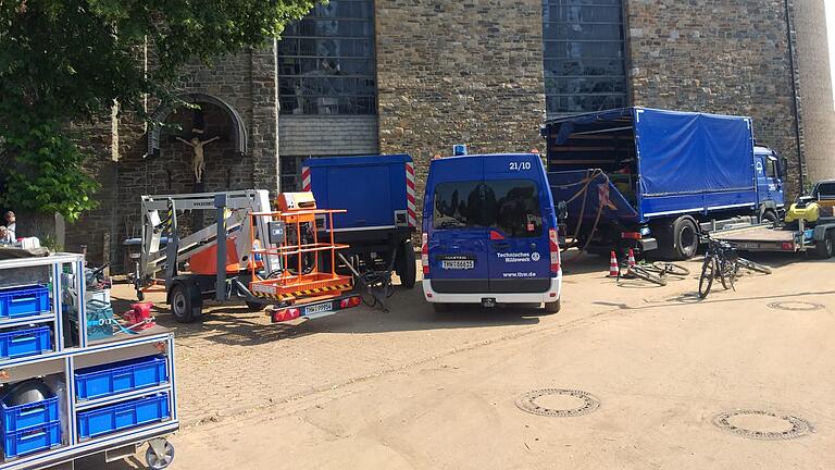 An der Kirche in Zweifall hatte das THW Gerolzhofen einen Versorgungspunkt aufgebaut. Dort erzeugten sie mithilfe von Aggregaten Strom und verteilten Geräte und Werkzeug.