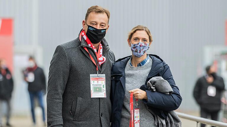 Oft und gerne bei Spielen der Würzburger Kickers im Stadion am Dallenberg: Bürgermeisterin Judith Jörg, hier im Dezember 2020 mit ihrem Partner Wolfgang Roth.