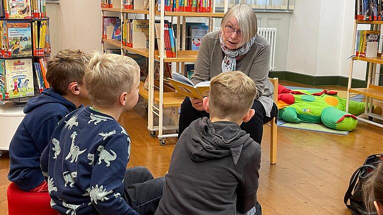 Christiane Berneth mit ihren jungen Zuhörern.