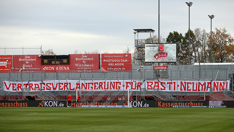 Fussball, Regionalliga Bayern, FC Würzburger Kickers - FC Augsburg II       -  Mit einem großen Banner im Stadion forderten die Fans beim Spiel gegen den FC Augsburg II eine Vertragsverlängerung für Sebastian Neumann.