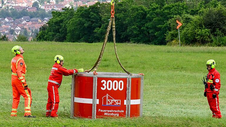 Im Ernstfall muss jeder Handgriff sitzen: Flughelfer der Feuerwehr hantieren auf dem Bundeswehrgelände in Veitshöchheim mit einem Löschwasser-Behälter