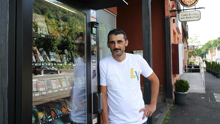 Levent Toka und sein Automat neben dem Babylon City in Gemünden.