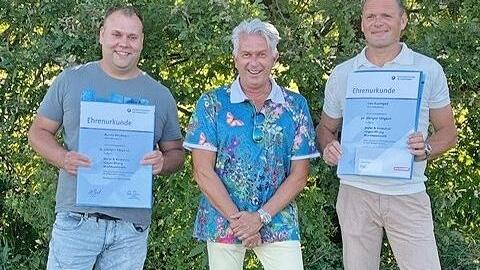 Der Inhaber des Malerbetriebs Pfrang in Wartmannsroth, Jürgen Pfrang (Mitte), gratulierte Uwe Baumgart (rechts) für 40 Jahre Betriebszugehörigkeit sowie Martin Blechinger (links) für 15 Jahre Betriebszugehörigkeit.       -  Der Inhaber des Malerbetriebs Pfrang in Wartmannsroth, Jürgen Pfrang (Mitte), gratulierte Uwe Baumgart (rechts) für 40 Jahre Betriebszugehörigkeit sowie Martin Blechinger (links) für 15 Jahre Betriebszugehörigkeit.