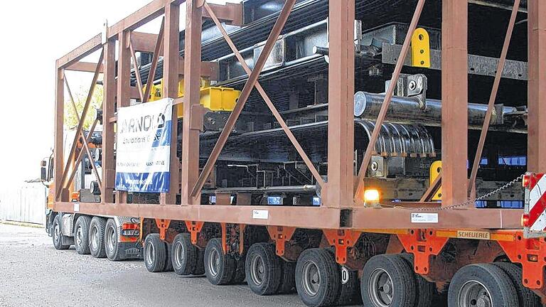 Beeindruckend: Lkw und Spezialhänger kommen zusammen auf elf Achsen.