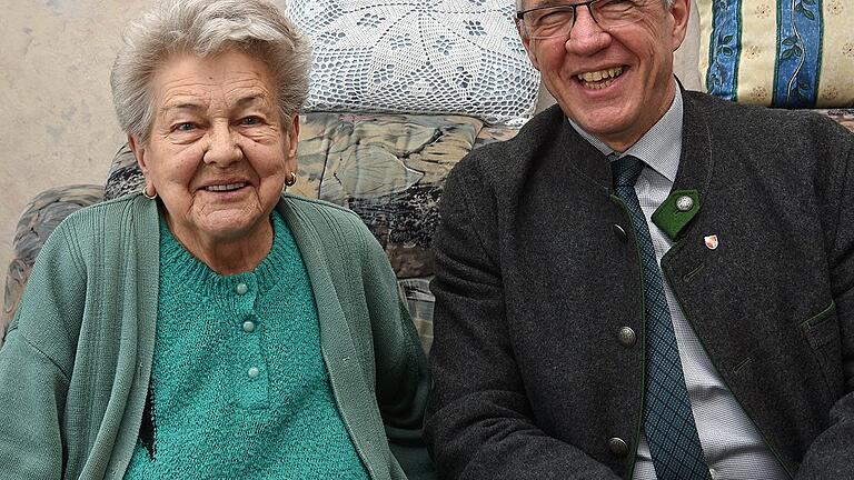 Agnes Melerski aus Haßfurt feierte ihren 90. Geburtstag. Dazu gratulierte auch Bürgermeister Günther Werner herzlich.