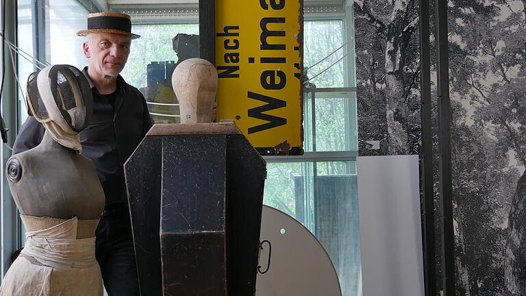 Der Designer und Objektkünstler Udo Breitenbach in seinem Partensteiner Atelier, wo er auch viele Objekte seiner Bauhaus-Sammlung aufbewahrt.