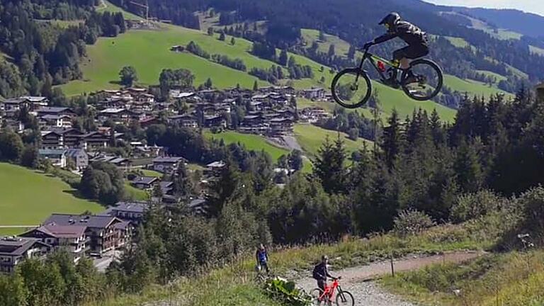 Spektakuläre Abfahrt: Enduro-Mountainbiker Jonathan Reinhart (TSV Werneck) beim freien Flug über einen Feldweg.