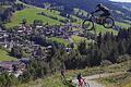 Spektakuläre Abfahrt: Enduro-Mountainbiker Jonathan Reinhart (TSV Werneck) beim freien Flug über einen Feldweg.