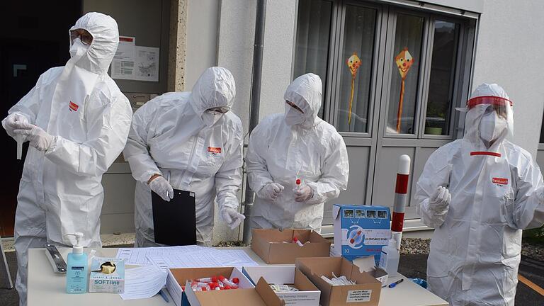 Mitarbeiter des Gesundheitsamts im Landkreis Kitzingen organisieren einen Reihentest auf dem Parkplatz des Landratsamts Kitzingen. Mitarbeiter des Gesundheitsamts im Landkreis Kitzingen organisieren einen Reihentest auf dem Parkplatz des Landratsamts Kitzingen.