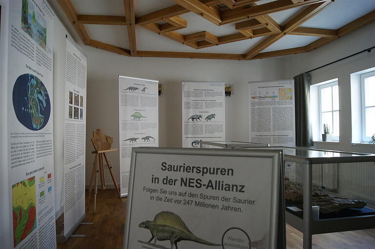 Eine neue Wanderausstellung der NES-Allianz, die im Niederläurer Bürgerhaus eröffnet wurde, nimmt Besucher mit auf eine Reise in die Welt der Archosaurier und anderer Urtiere. Eine neue Wanderausstellung der NES-Allianz, die im Niederläurer Bürgerhaus eröffnet wurde, nimmt Besucher mit auf eine Reise in die Welt der Archosaurier und anderer Urtiere.