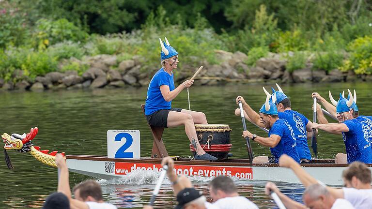 Die 'Blue Vikings' der Polizei Marktheidenfeld erreichten neben&nbsp; den 'Classic Pumper' den ersten Platz und erhielten den Kostümpreis des Drachenbootrennens.