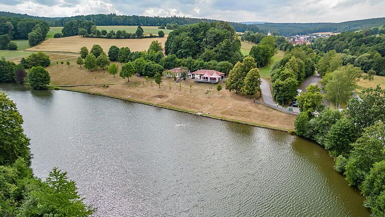 Der Burgwallbacher See liegt idyllisch im Grünen und wird an heißen Tagen gerne zur Erfrischung genutzt. Der Burgwallbacher See liegt idyllisch im Grünen und wird an heißen Tagen gerne zur Erfrischung genutzt.