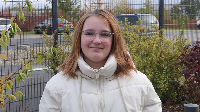 Altenpflegerin oder Frisörin? Theresa Hetterich möchte im Beruf mit Menschen zu tun haben. Altenpflegerin oder Frisörin? Theresa Hetterich möchte im Beruf mit Menschen zu tun haben.
