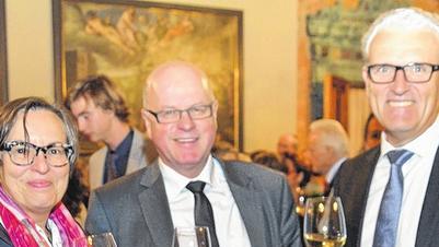 Ein Prosit auf den Erfolg: Bei der Preisverleihung in München (von links) Schulleiterin Edith Degenhardt, der geschäftsleitende Beamte der Stadt, Michael Weiß, und Bürgermeister Bruno Altrichter. Ein Prosit auf den Erfolg: Bei der Preisverleihung in München (von links) Schulleiterin Edith Degenhardt, der geschäftsleitende Beamte der Stadt, Michael Weiß, und Bürgermeister Bruno Altrichter.