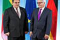 Linas Linkevicius bei Frank-Walter Steinmeier       -  Russlands Nachbar Litauen hält den Vorschlag von Außenminister Frank-Walter Steinmeier für mehr Rüstungskontrolle in Osteuropa für vollkommen inakzeptabel. &bdquo;Wir können uns keine zusätzlichen Auflagen oder Obergrenzen auflasten&ldquo;, sagte der litauische Außenminister Linas Linkevicius (links).