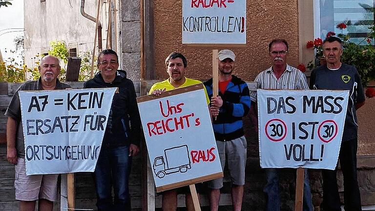 Protest am Freitagmittag in Opferbaum zur Verkehrssituation auf der B 19 durch die Bürgerinitiative &bdquo;Verkehrsberuhigung und Ortsumgehung Unterpleichfeld &ndash; Bergtheim &ndash; Opferbaum &ndash; Eßleben&ldquo;.