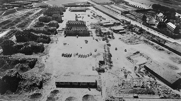 Kampf um Würzburg im April 1945: Bombardierte Kasernen am Kloster Himmelspforten.