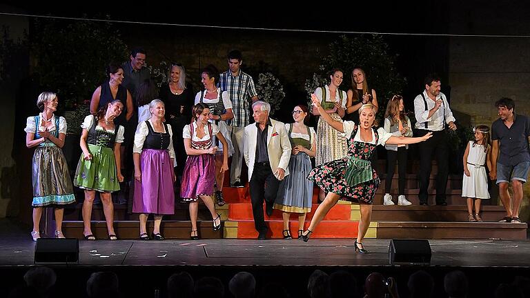 Erwartungsgemäß schlossen die Frankenfestspiele 2017 mit einem Fehlbetrag von 127 000 Euro. Beim Festkonzert gaben die Ensemblemitglieder damals mit einem Auszug aus dem „Weißen Rössl“ bereits einen Vorgeschmack auf die kommende Spielzeit. Erwartungsgemäß schlossen die Frankenfestspiele 2017 mit einem Fehlbetrag von 127 000 Euro. Beim Festkonzert gaben die Ensemblemitglieder damals mit einem Auszug aus dem „Weißen Rössl“ bereits einen Vorgeschmack auf die kommende Spielzeit.