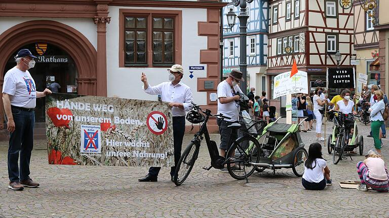 Die Demonstranten setzten sich für den Erhalt von Boden und Natur ein, die durch den Bau der B26n bedroht werden. Die Demonstranten setzten sich für den Erhalt von Boden und Natur ein, die durch den Bau der B26n bedroht werden. 
