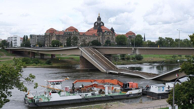 Carolabrücke in Dresden eingestürzt       -  Blick auf den eingebrochenen Teil von Strang C der Carolabrücke am Tag danach (Archivbild)