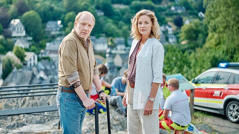 TV-Ausblick ARD - 'Die Eifelpraxis - Wann, wenn nicht jetzt'       -  Das &bdquo;Eifelpraxis&rdquo;-Team: Versorgungsassistentin Vicky Röver (Jessica Ginkel) und Dr. Chris Wegner (Simon Schwarz) arbeiten gerne zusammen. Der Film &bdquo;Wann, wenn nicht jetzt&rdquo; läuft Freitagabend (8.11.) im Ersten. (undatierte Filmszene)