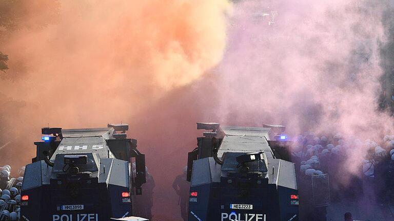 Im Nebel       -  Polizisten und Wasserwerfer der Polizei im Einsatz. Bei der Demonstration &bdquo;Welcome to Hell&rdquo; gegen den G20-Gipfel in Hamburg kam es Ausschreitungen. Foto: Boris Roessler