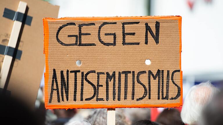 Die 2019 gegründete Recherche- und Informationsstelle Antisemitismus Bayern (Rias Bayern) stellte am Montag in München ihren Jahresbericht vor. Das Bild entstand 2019 bei einer Demonstration gegen Antisemitismus in Niedersachsen.