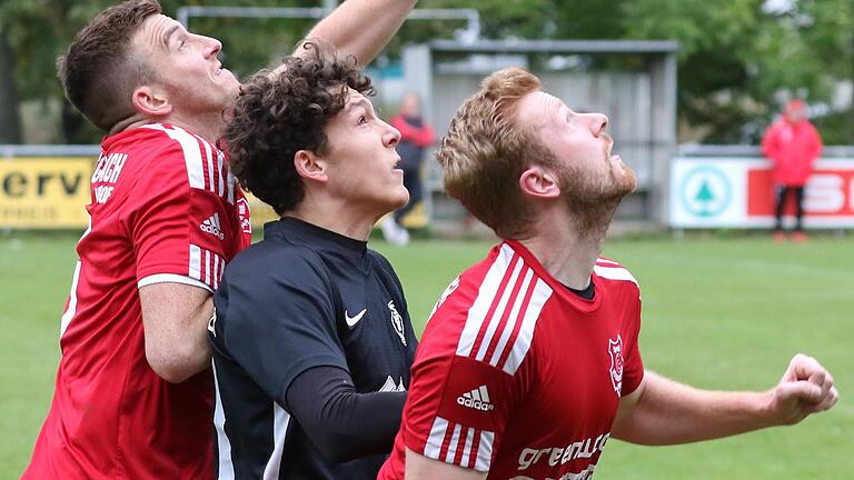 Jakob Wehr (Mitte) vom SSV Kitzingen ist von Manuel Fuchsbauer (links) und Yannick Mühlhoff umzingelt. Die Siedler verloren ihr Heimspiel gegen Hösbach-Bahnhof klar.