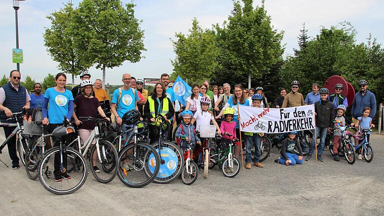 Etwa 50 kleine und große Radfahrer und Radfahrerinnen aus dem Landkreis Kitzingen trafen sich am Sonntag zu einer Fahrraddemo im Stadtpark in Stadtschwarzach. Sie demonstrierten für kinder- und fahrradfreundliche Orte.