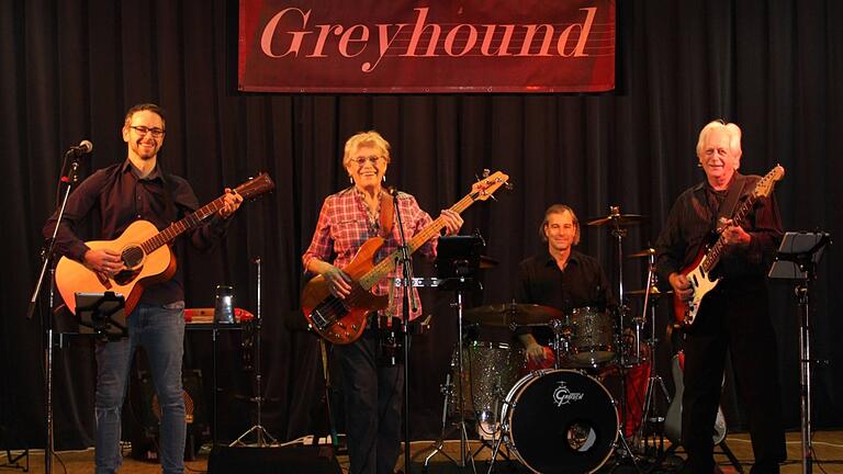 Die Band 'Greyhound'&nbsp; bestehend aus Benno (Schlagzeug, Percussion), Mick (Sologitarre, Ukulele, Gesang), Sally (Bassgitarre, Percussion, Gesang) und Frederic (Bassgitarre, Gesang).&nbsp;