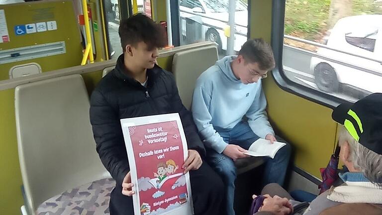 Sem Müller und Leon Mashkov lesen in der Würzburger Straßenbahn Kurzgeschichten vor.