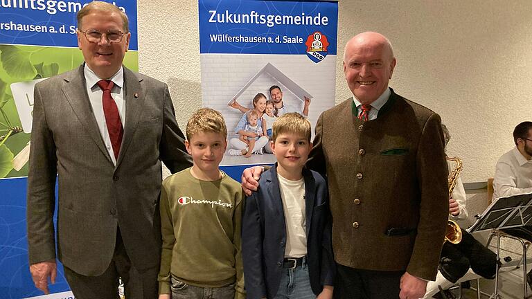 Weil sie aus eigenem Antrieb der Gemeinde geholfen haben, gab es von Bürgermeister Wolfgang Seifert (links) und Landrat Thomas Habermann ein dickes Lob für Henri Zirkelbach und Julian Markert. Weil sie aus eigenem Antrieb der Gemeinde geholfen haben, gab es von Bürgermeister Wolfgang Seifert (links) und Landrat Thomas Habermann ein dickes Lob für Henri Zirkelbach und Julian Markert.